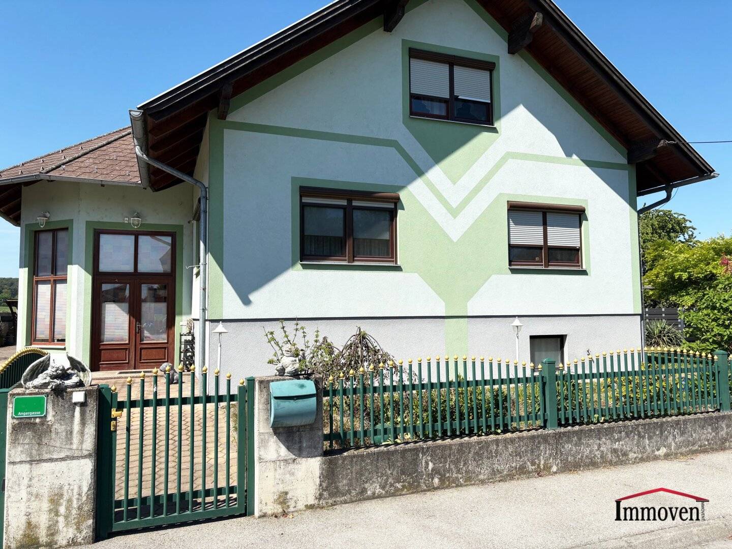Ortsrand und Ruhelage - Hochwertige Landvilla mit großem Pool! Einfach Koffer packen und einziehen!