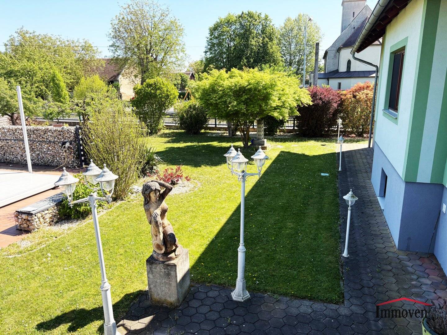 Ortsrand und Ruhelage - Hochwertige Landvilla mit großem Pool! Einfach Koffer packen und einziehen!