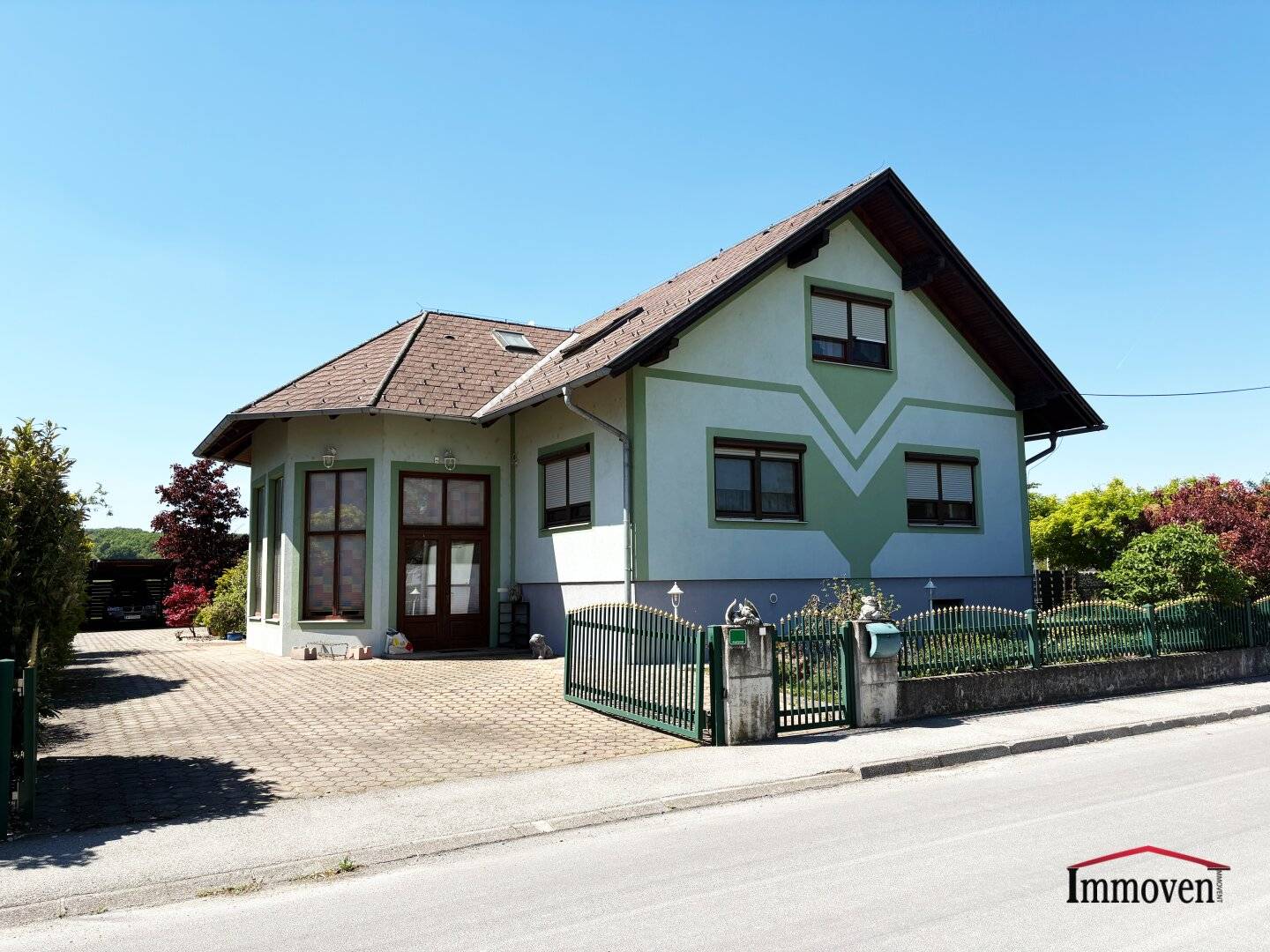 Ortsrand und Ruhelage - Hochwertige Landvilla mit großem Pool! Einfach Koffer packen und einziehen!