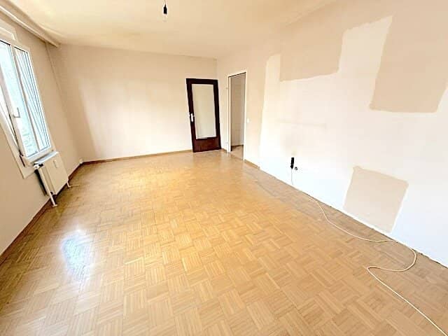 Commission free from the owner unrenovated two room apartment in Hernals