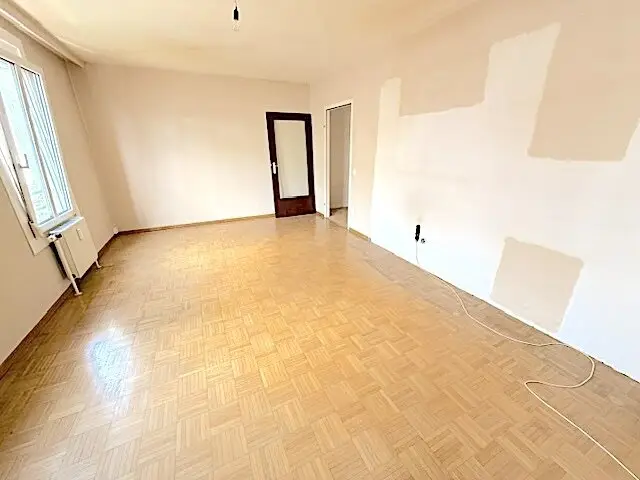 Commission free from the owner unrenovated two room apartment in Hernals