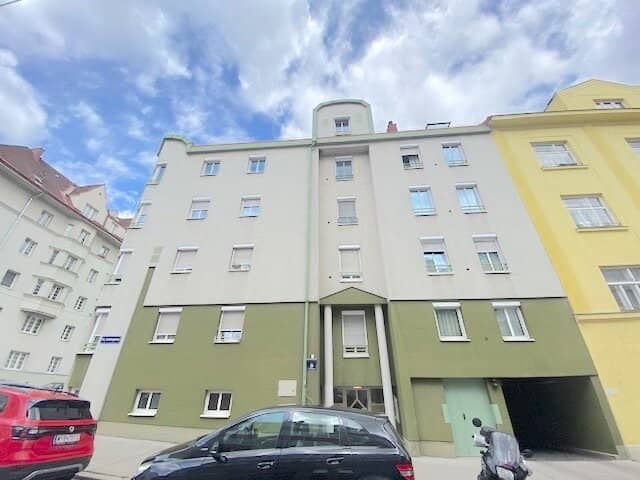 Commission free from the owner unrenovated two room apartment in Hernals
