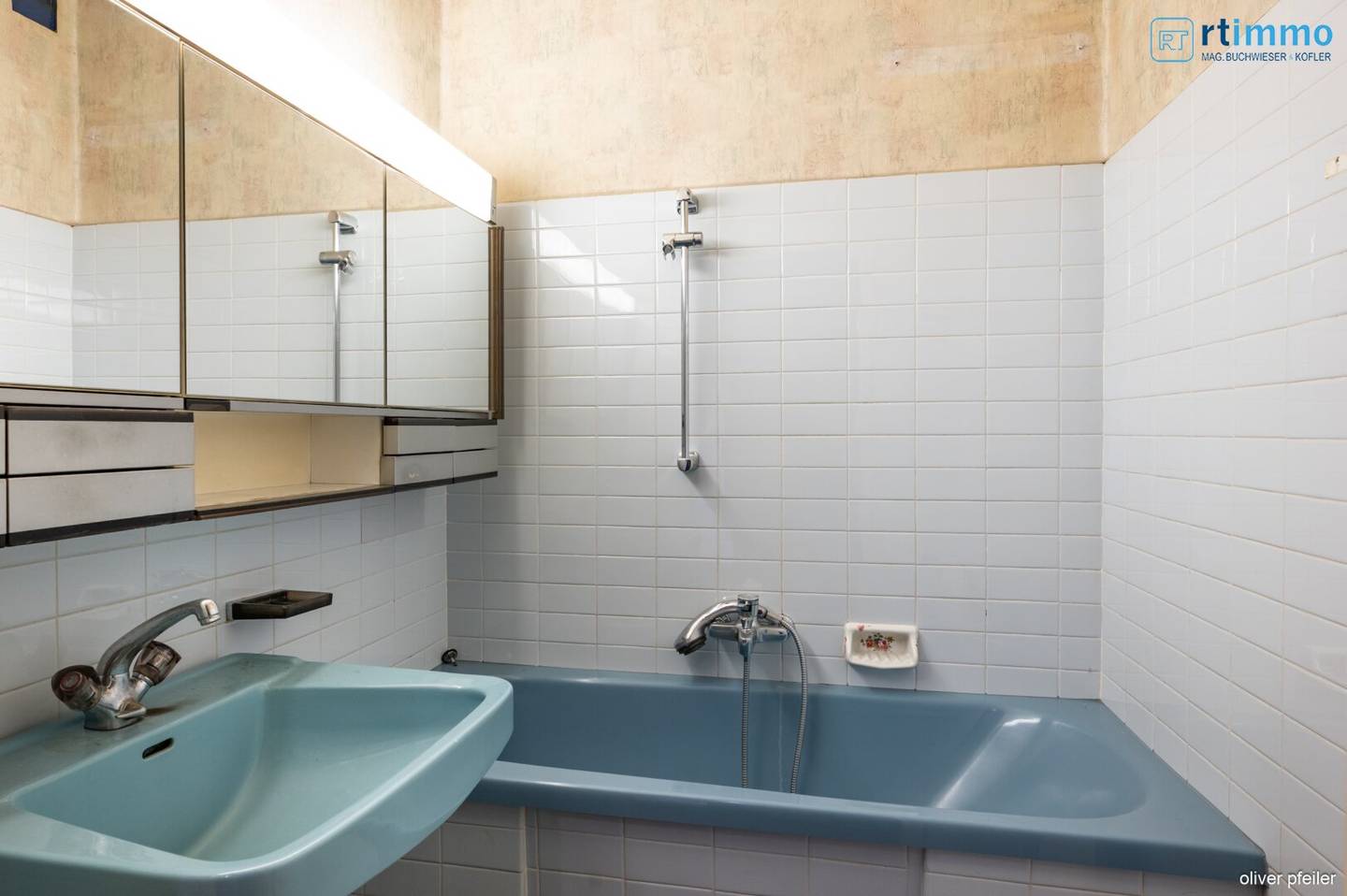Renovation needed, spacious 5 room apartment in 1050 Wien your new home on 129 m² with lift