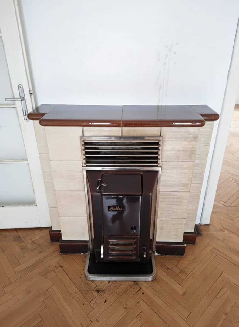 No commission from the owner Interesting unrenovated two room apartment near Hütteldorf train station