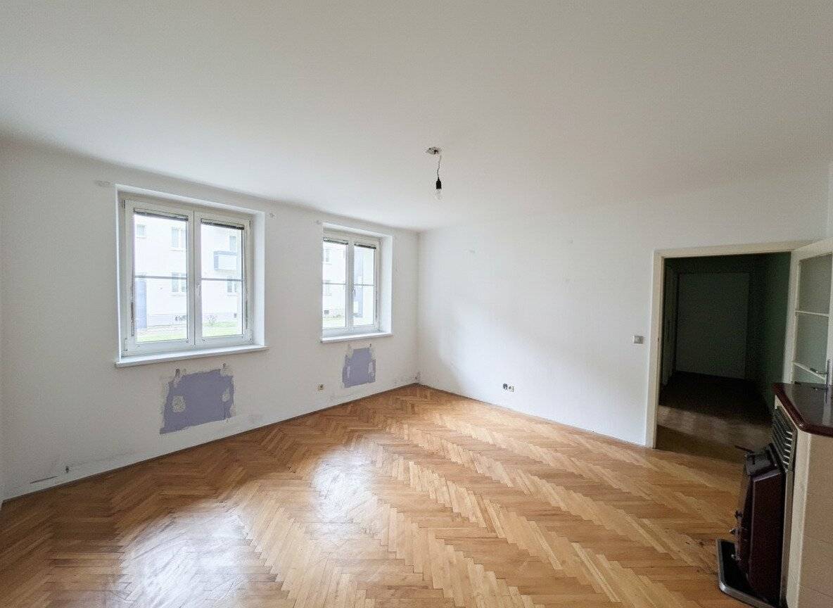 No commission from the owner Interesting unrenovated two room apartment near Hütteldorf train station