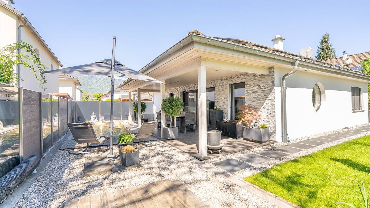 Meiningen | Stilvoller Bungalow mit Holzpool in ruhiger Lage