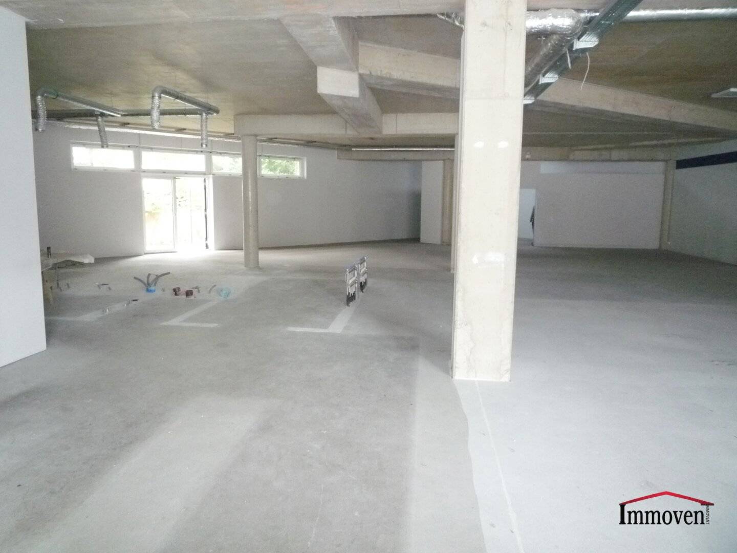 Spacious commercial premises with a large display area','de':'Geräumiges Geschäftslokal mit großer Auslagenfläche!