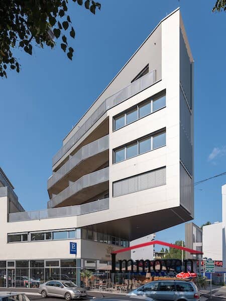 Spacious commercial premises with a large display area','de':'Geräumiges Geschäftslokal mit großer Auslagenfläche!