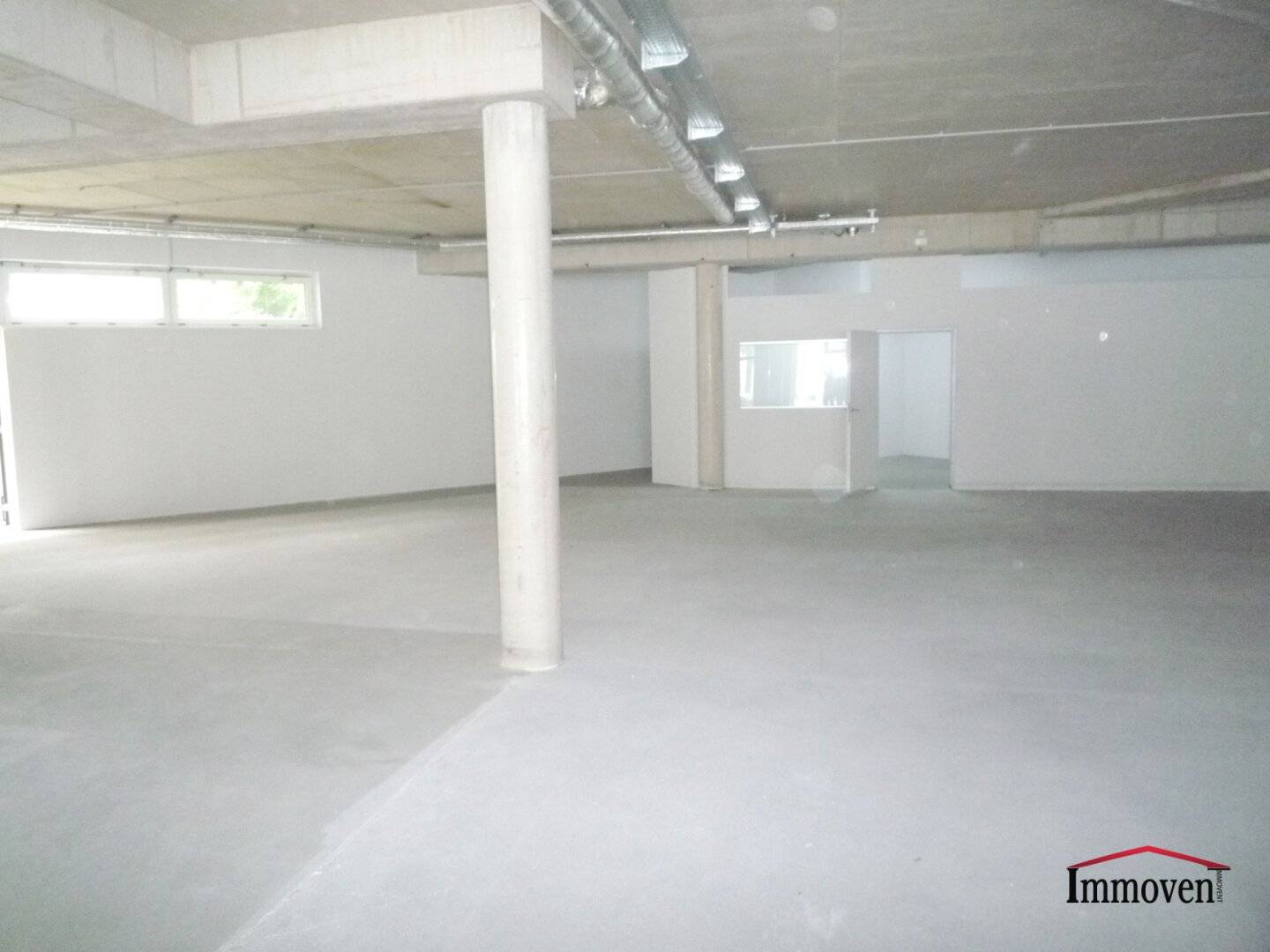 Spacious commercial premises with a large display area','de':'Geräumiges Geschäftslokal mit großer Auslagenfläche!