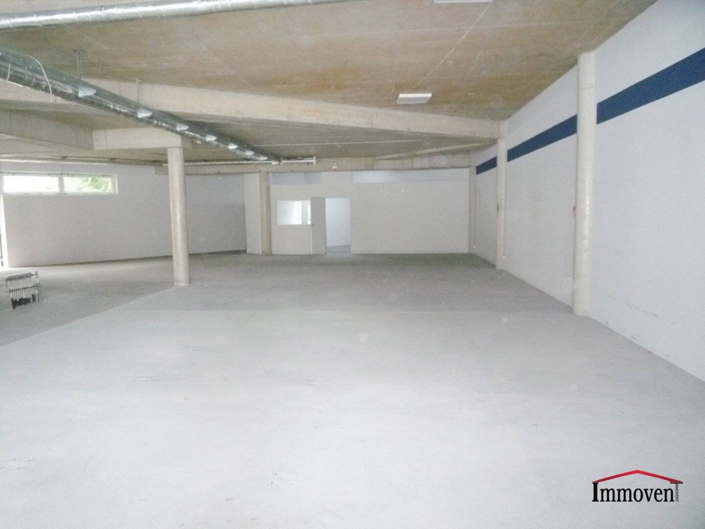 Spacious commercial premises with a large display area','de':'Geräumiges Geschäftslokal mit großer Auslagenfläche!
