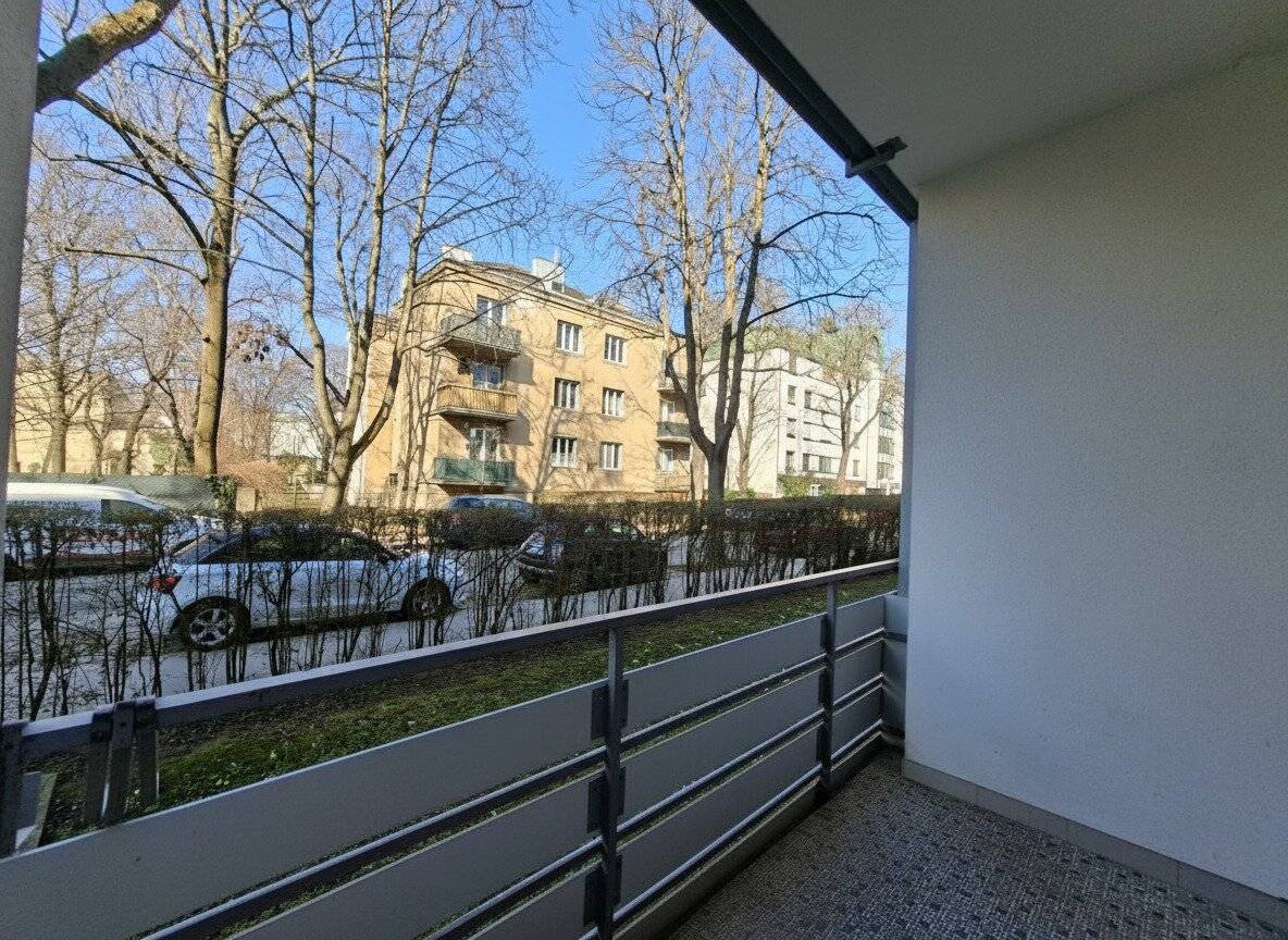 New price! Commission-free! Beautiful 3-room apartment with loggia near U4!