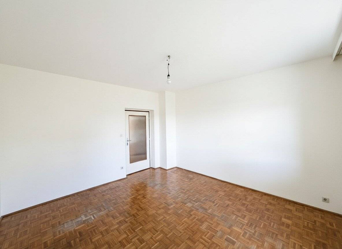 No commission from the owner Great 2-room apartment with large south loggia near U4