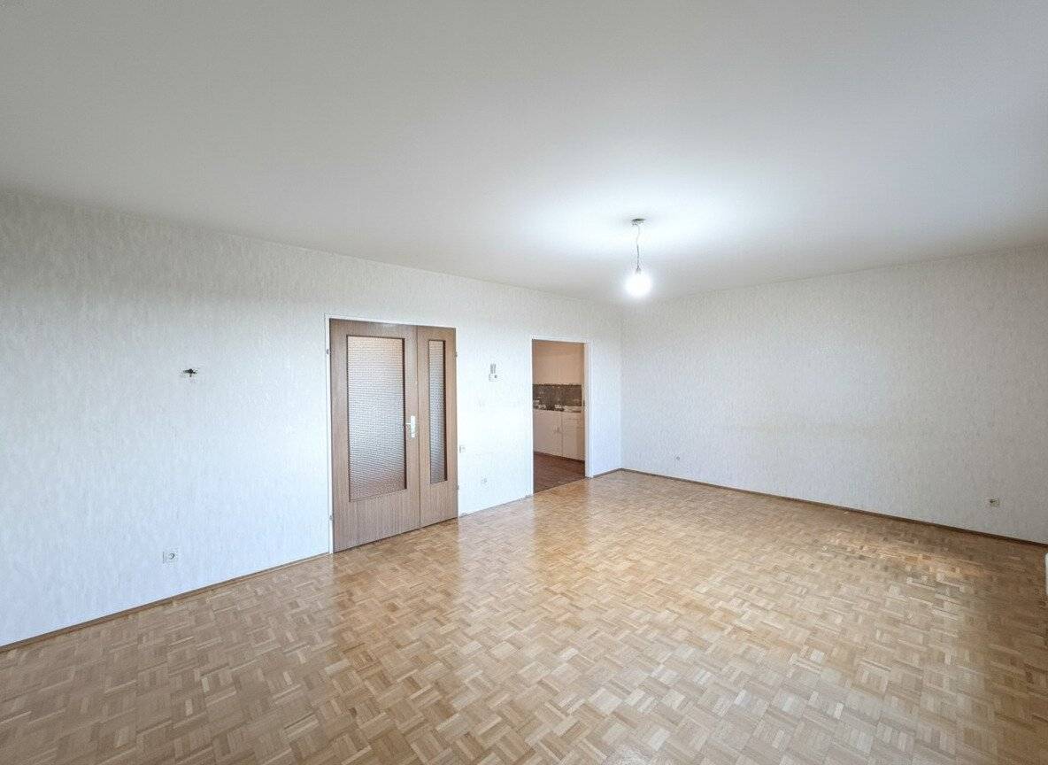 New price! Commission-free from the owner! South loggia! Distant view three room apartment with terrace near Steinhofgründe
