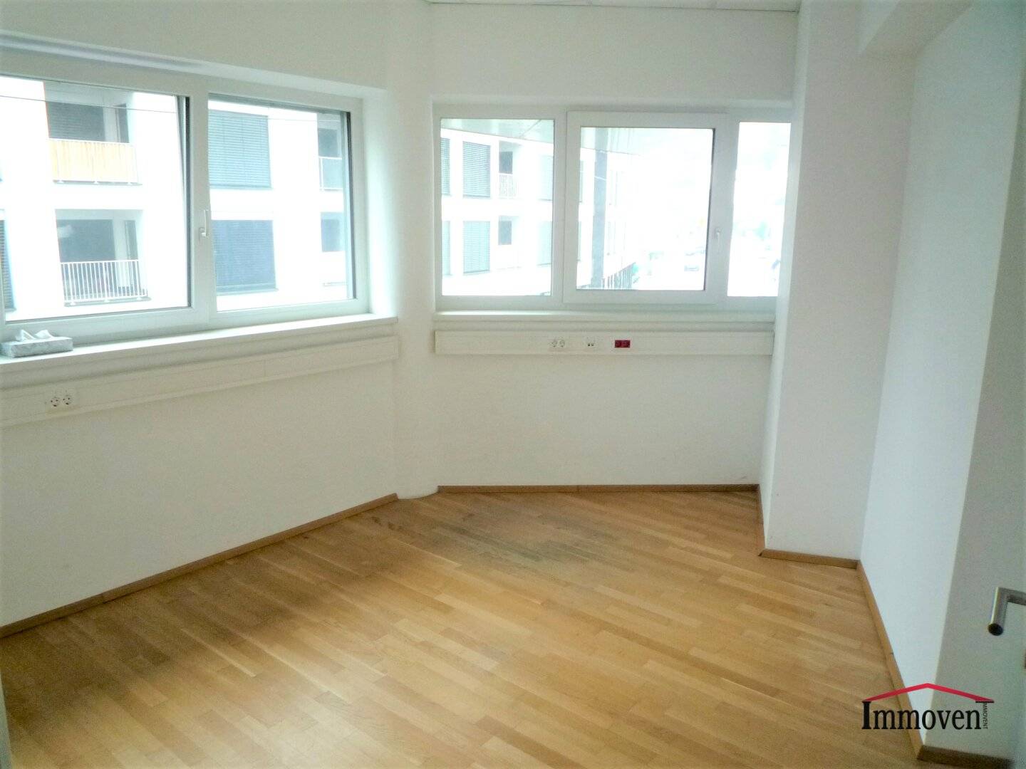 Spacious office space (also divisible) with terrace and air conditioning in central location","de":"Geräumige Bürofläche (auch teilbar) mit Terrasse und Klimaanlage in zentraler Lage!"},