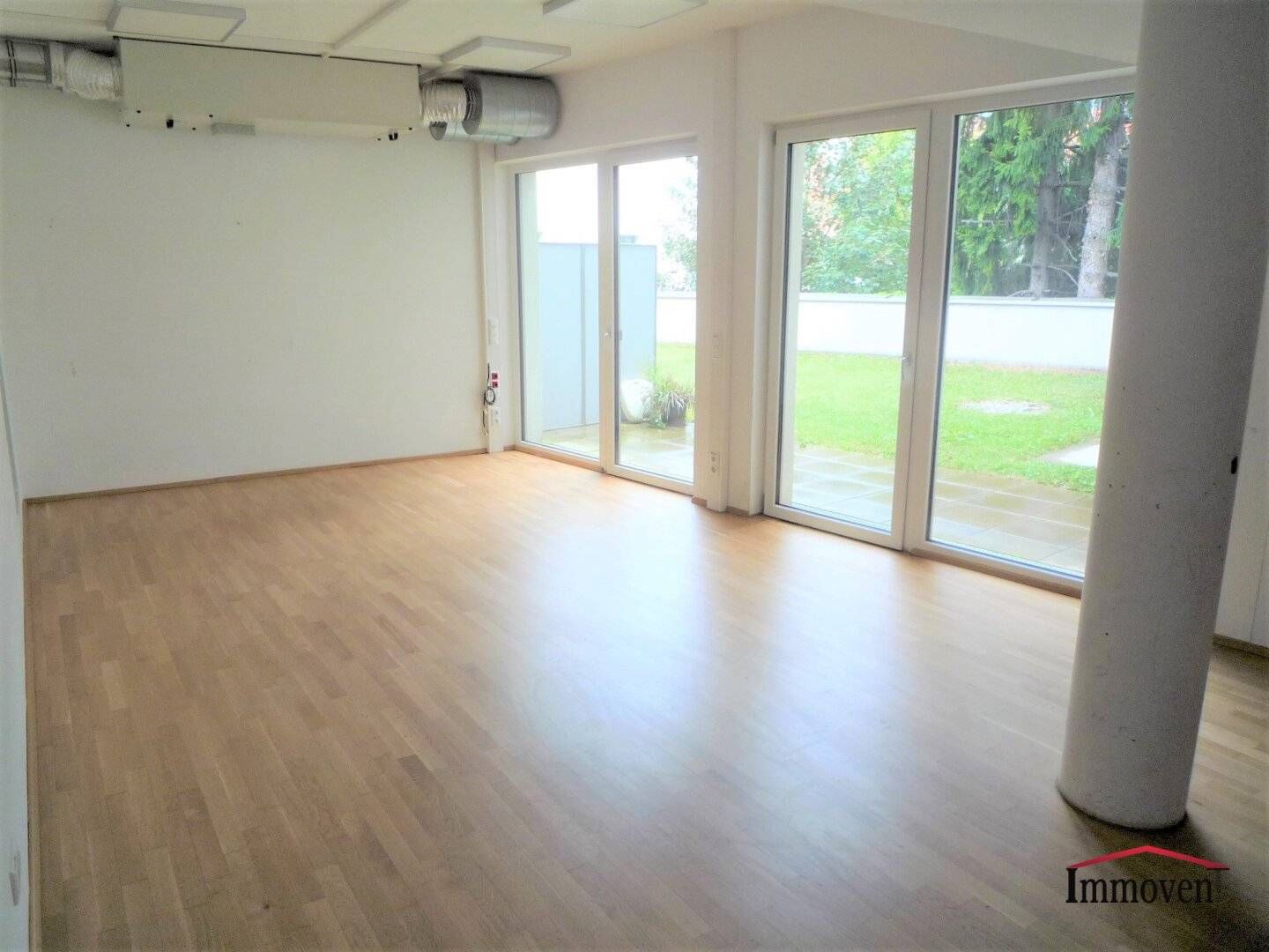 Spacious office space (also divisible) with terrace and air conditioning in central location","de":"Geräumige Bürofläche (auch teilbar) mit Terrasse und Klimaanlage in zentraler Lage!"},