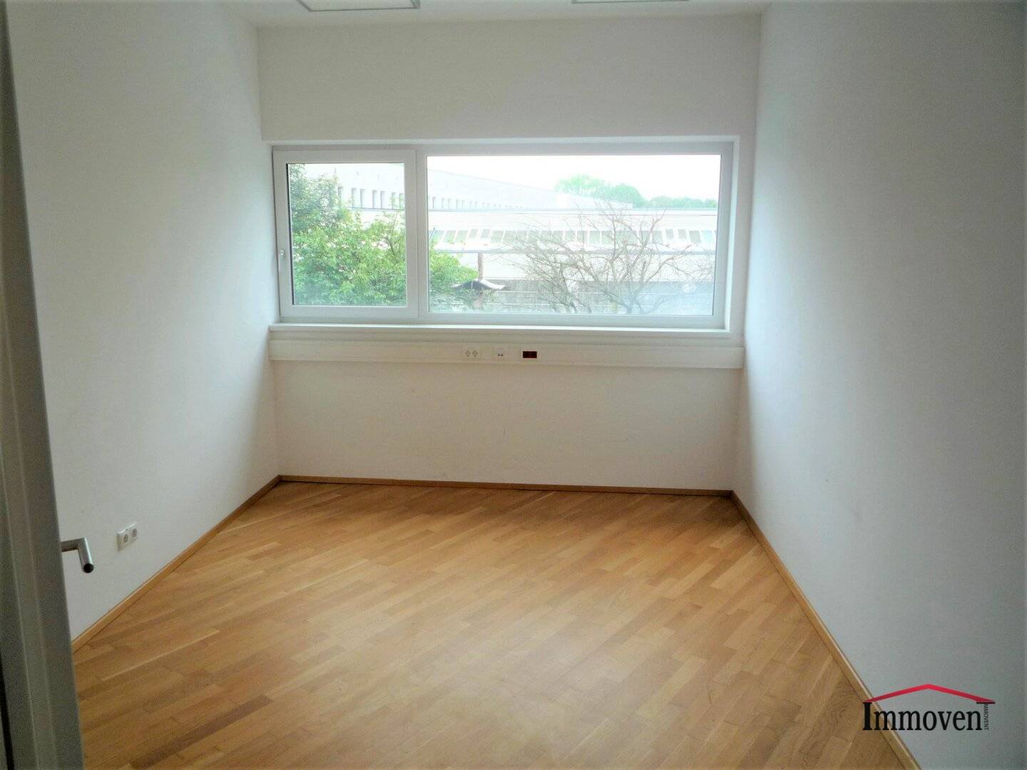 Spacious office space (also divisible) with terrace and air conditioning in central location","de":"Geräumige Bürofläche (auch teilbar) mit Terrasse und Klimaanlage in zentraler Lage!"},