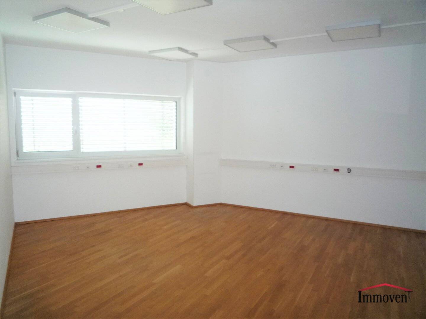 Spacious office space (also divisible) with terrace and air conditioning in central location","de":"Geräumige Bürofläche (auch teilbar) mit Terrasse und Klimaanlage in zentraler Lage!"},