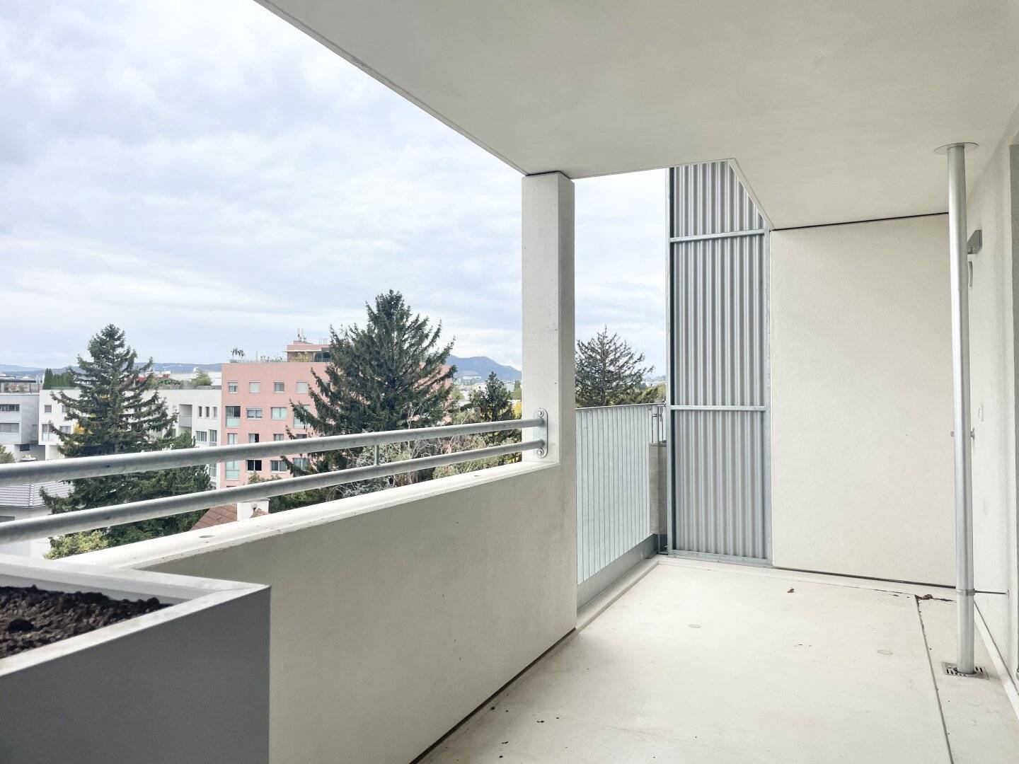 Commission-free from the owner, two-room apartment with a spacious loggia near U6