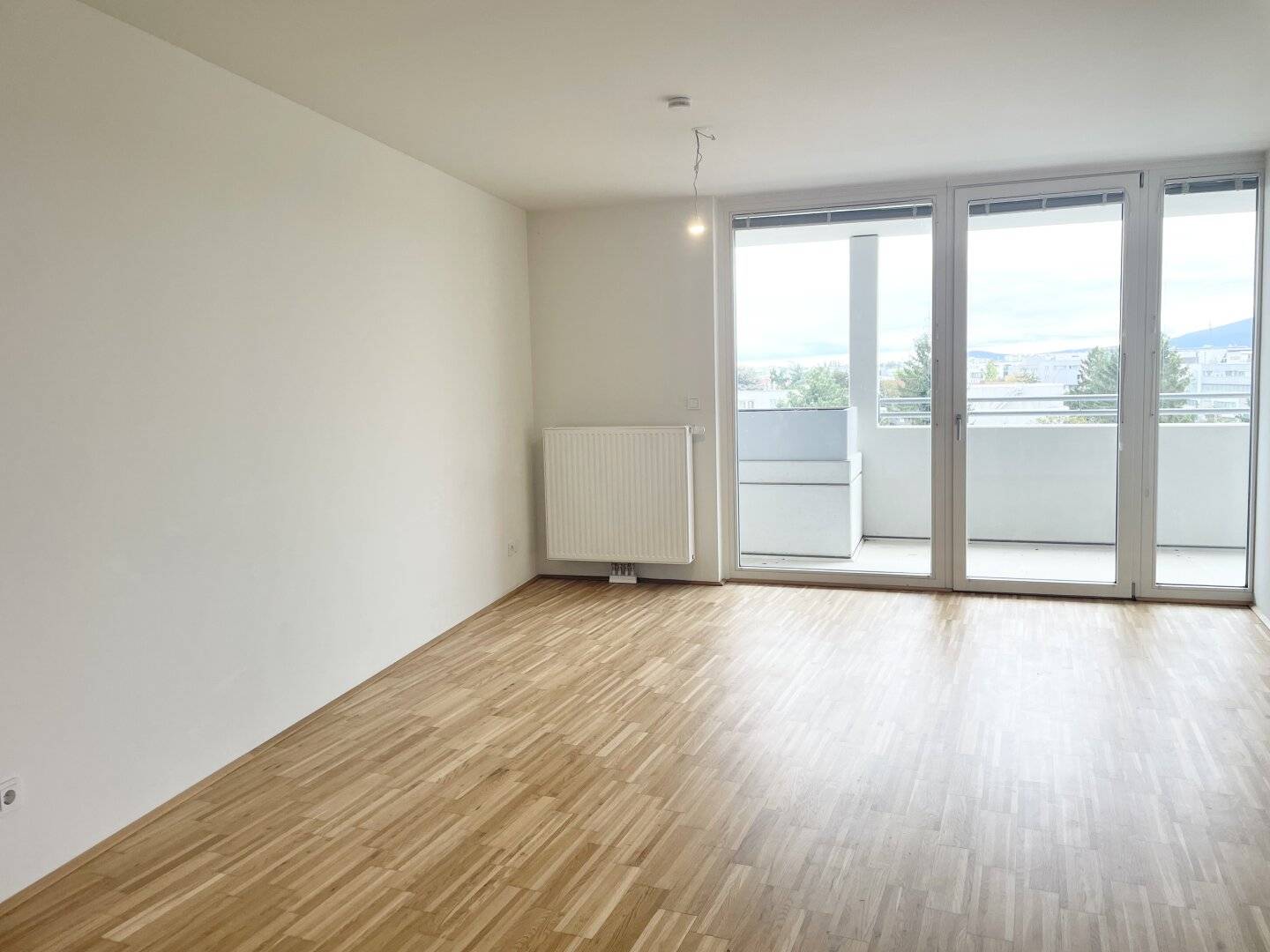 Commission-free from the owner, two-room apartment with a spacious loggia near U6