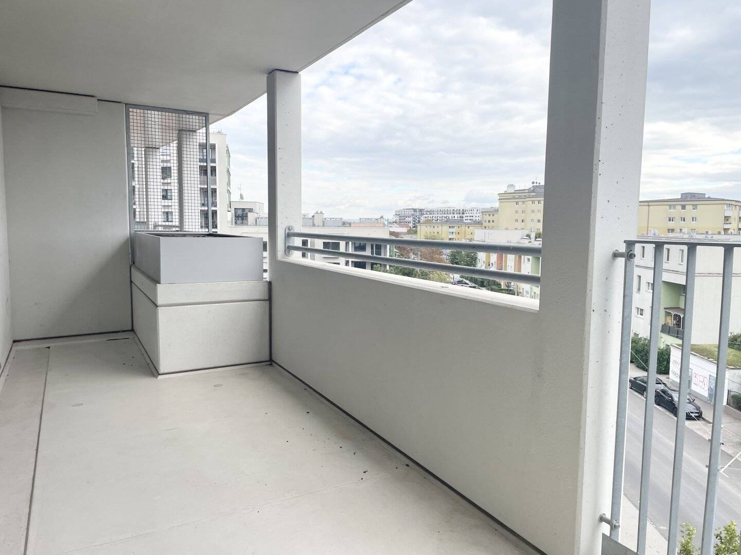 Commission-free from the owner, two-room apartment with a spacious loggia near U6