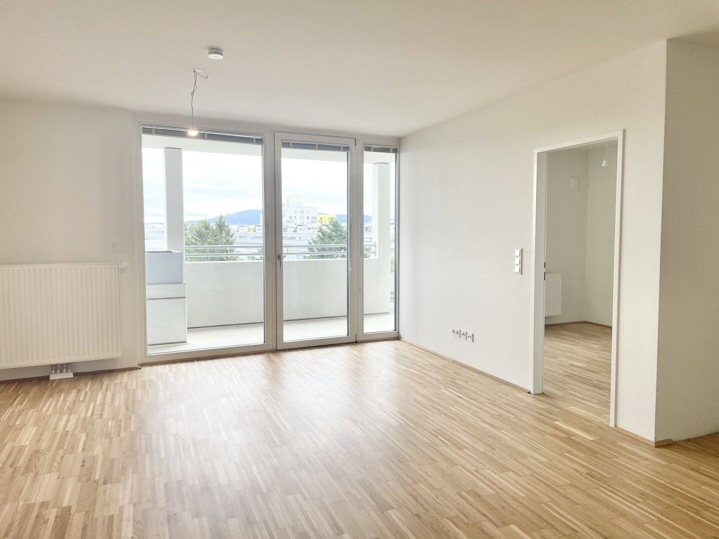 Commission-free from the owner, two-room apartment with a spacious loggia near U6