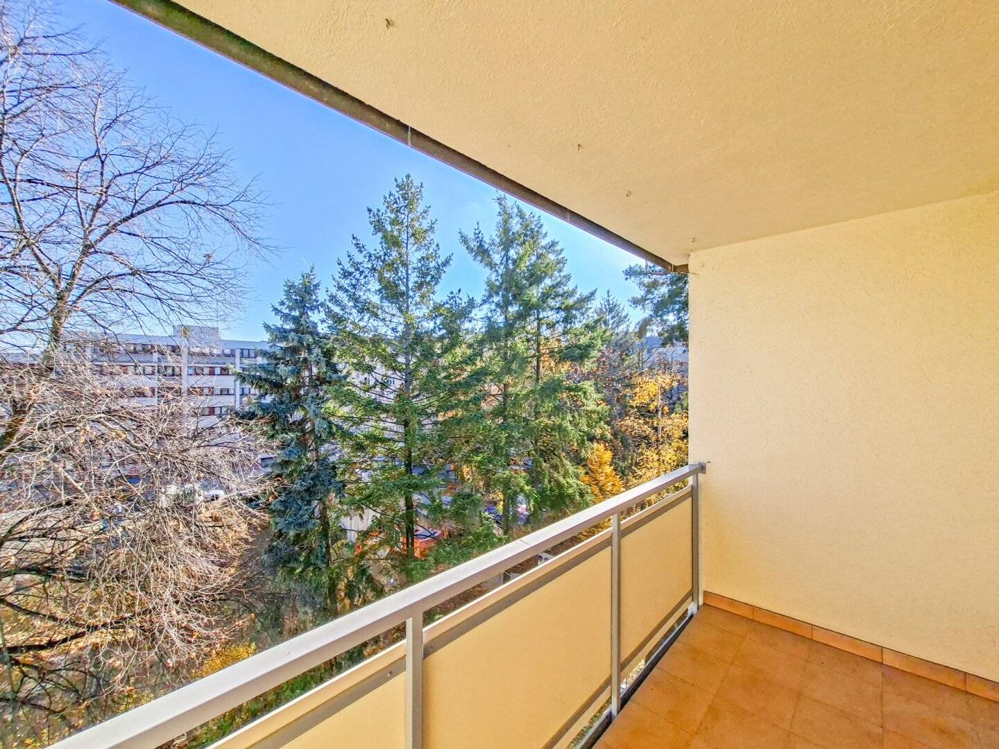 Provision-free Spacious well laid out 4 room apartment with loggia in Ottakring