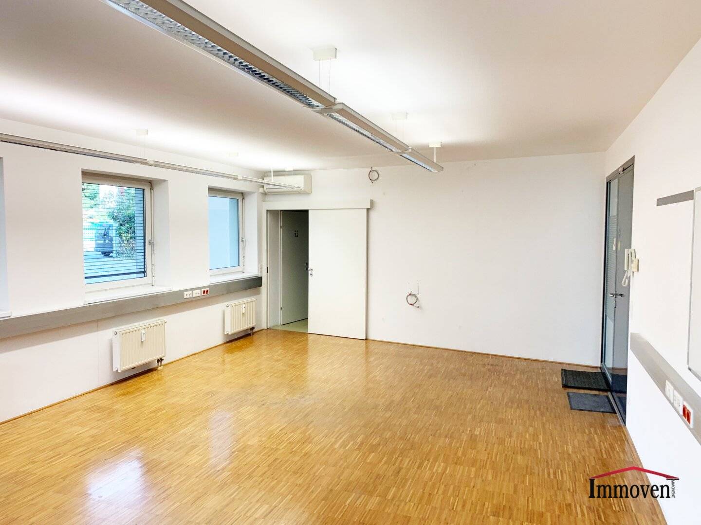 Unlimited term Very nice office with air conditioning near the University Center