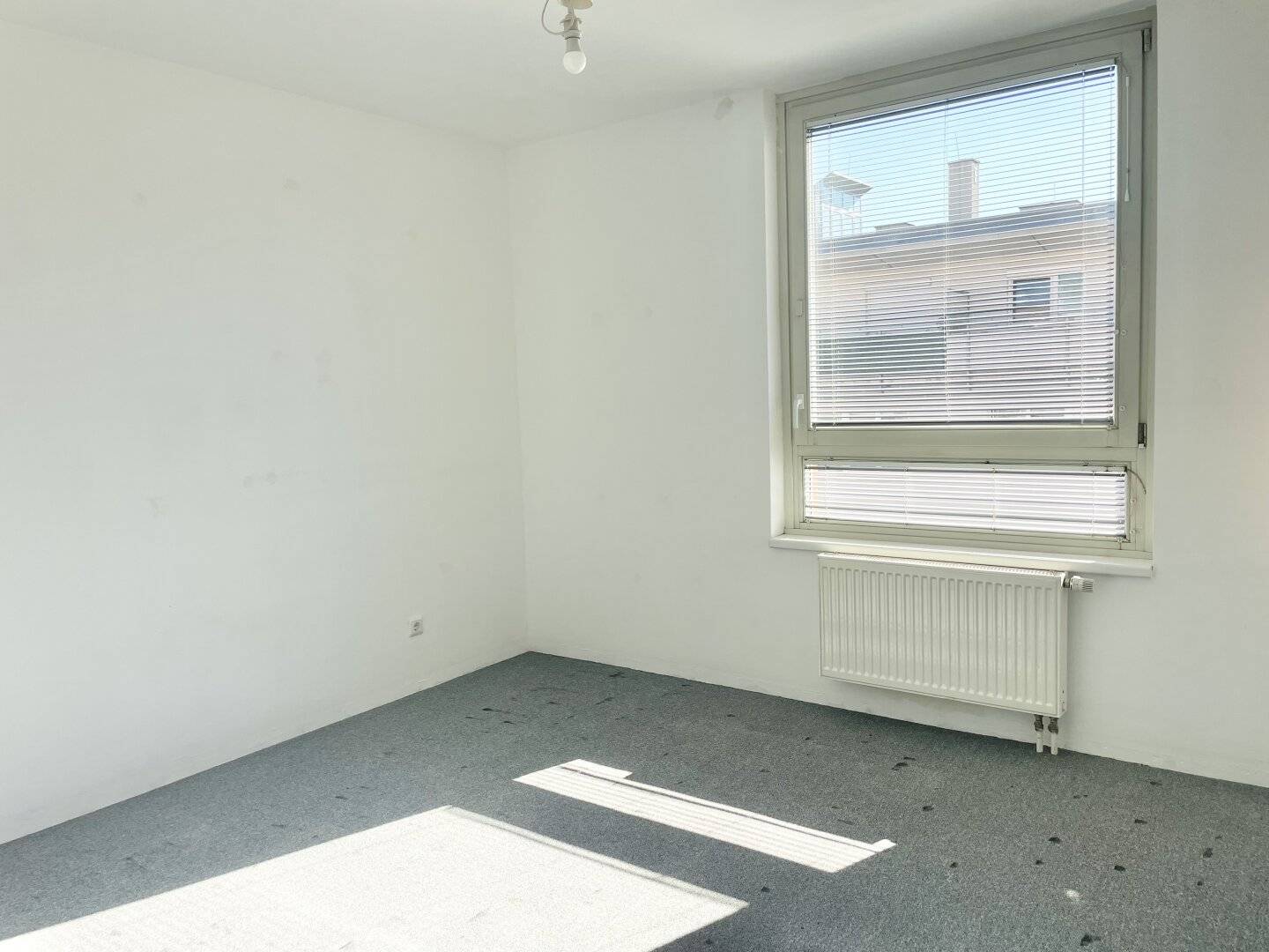 Commission-free from the owner! Two room apartment with loggia near U6 ALT-ERLAA