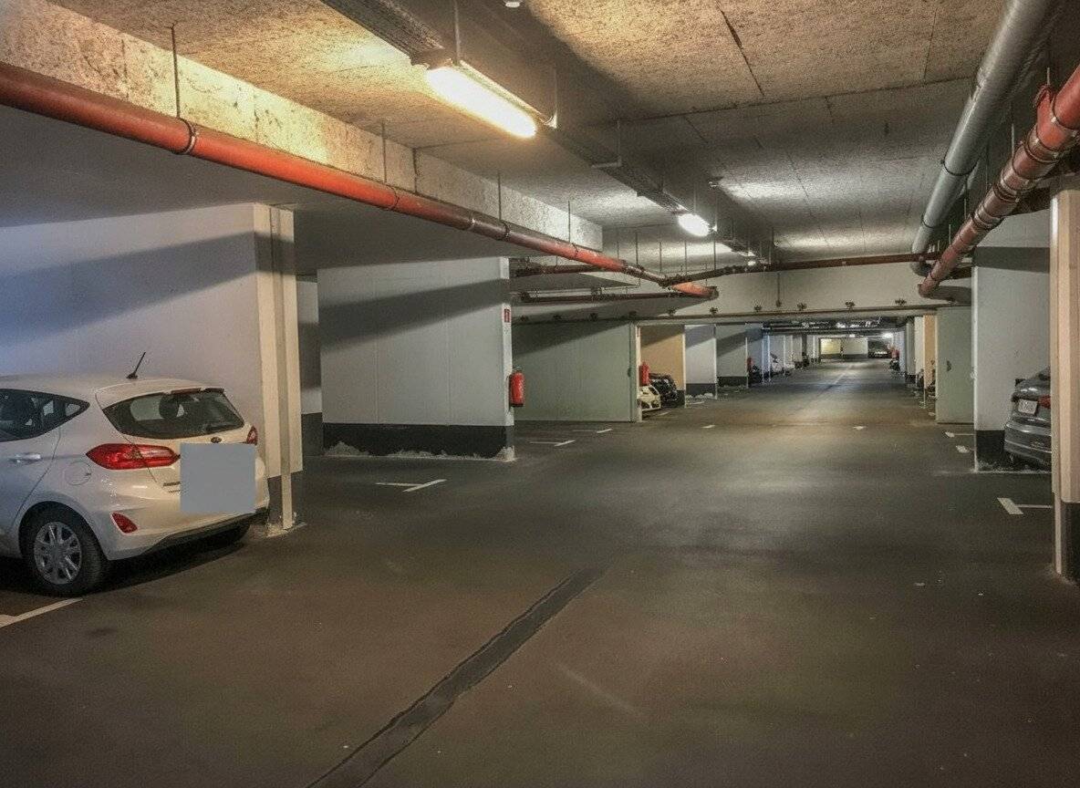 No commission from the owner! Underground parking space near U6 Perfektastraße! (German title preserved)