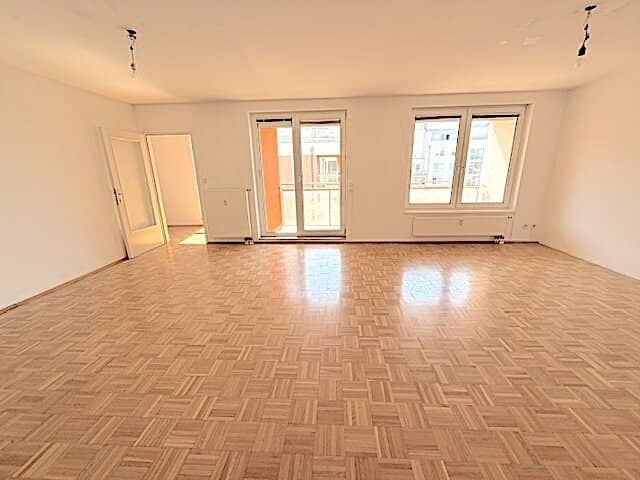 COMMISSION FREE FROM THE OWNER! 3 ROOM APARTMENT WITH LOGGIA IN FORSTHAUSGASSE!