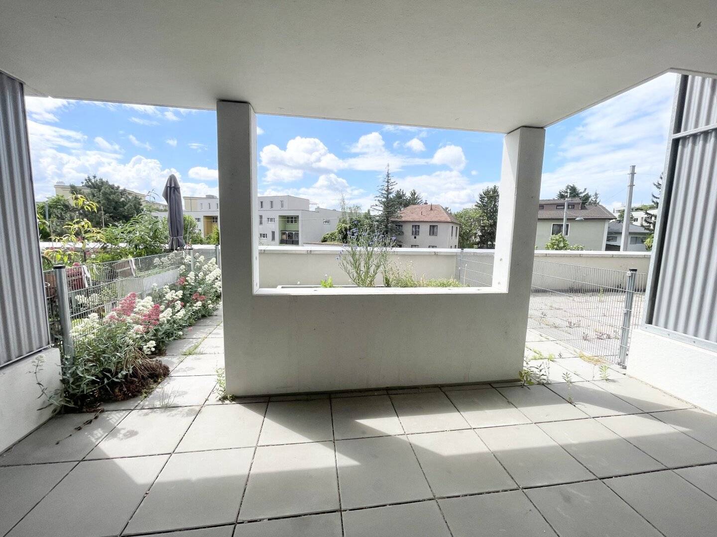 Commission-free from the owner Terrace apartment with 2 rooms near U6 Erlaaer Straße