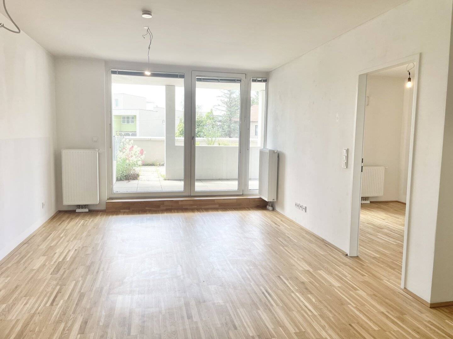Commission-free from the owner Terrace apartment with 2 rooms near U6 Erlaaer Straße