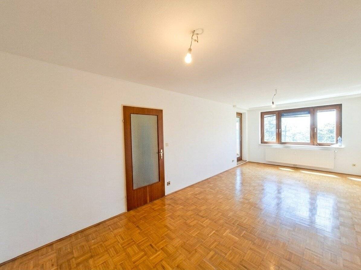 Commission-free from the owner! Well laid out 2-room apartment with loggia near Matznerpark