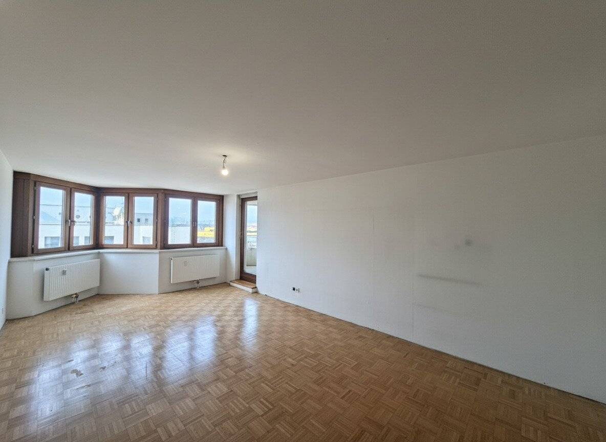 Commission-free from the owner 3 room apartment with west facing loggia near U4