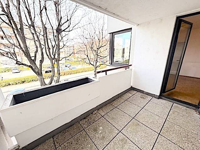 10,000 euros BUWOG housing price meltdown commission-free from the owner unrenovated 4 room family apartment with loggia near Obere Alte Donau
