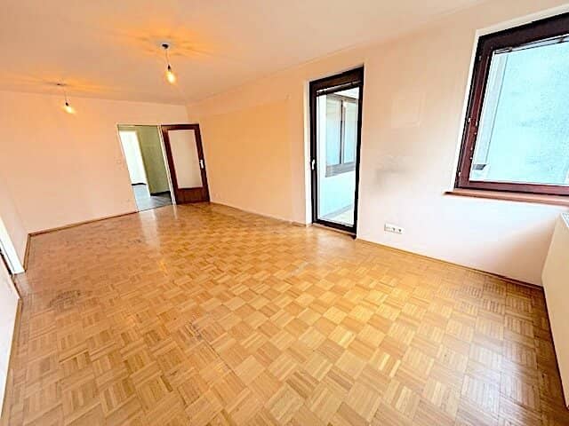 10,000 euros BUWOG housing price meltdown commission-free from the owner unrenovated 4 room family apartment with loggia near Obere Alte Donau