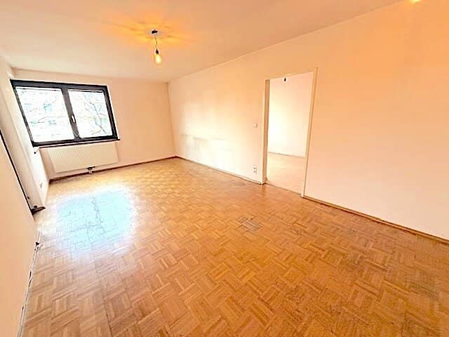 10,000 euros BUWOG housing price meltdown commission-free from the owner unrenovated 4 room family apartment with loggia near Obere Alte Donau
