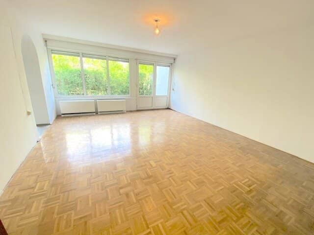 No commission! House owned pool! Unrenovated 2 room apartment with terrace on the Hohe Warte