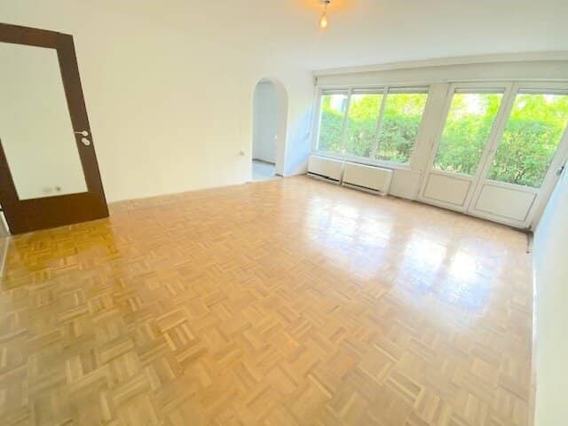 No commission! House owned pool! Unrenovated 2 room apartment with terrace on the Hohe Warte