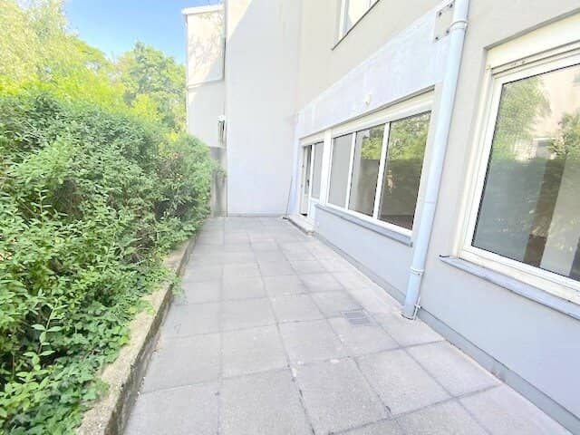 No commission! House owned pool! Unrenovated 2 room apartment with terrace on the Hohe Warte