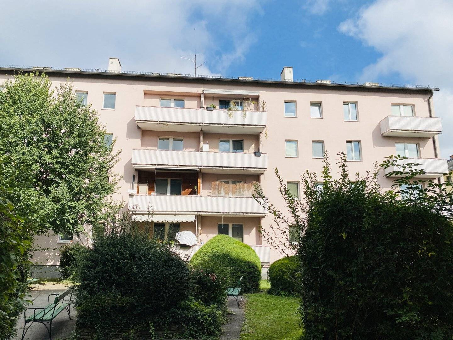 Commission-free from the owner! 4-room apartment in a good residential location