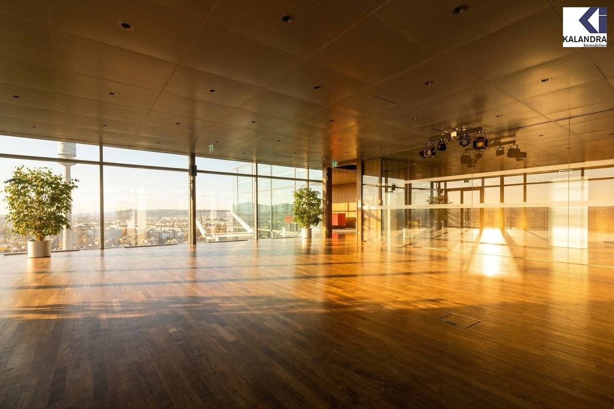 Open-plan office in Saturn Tower