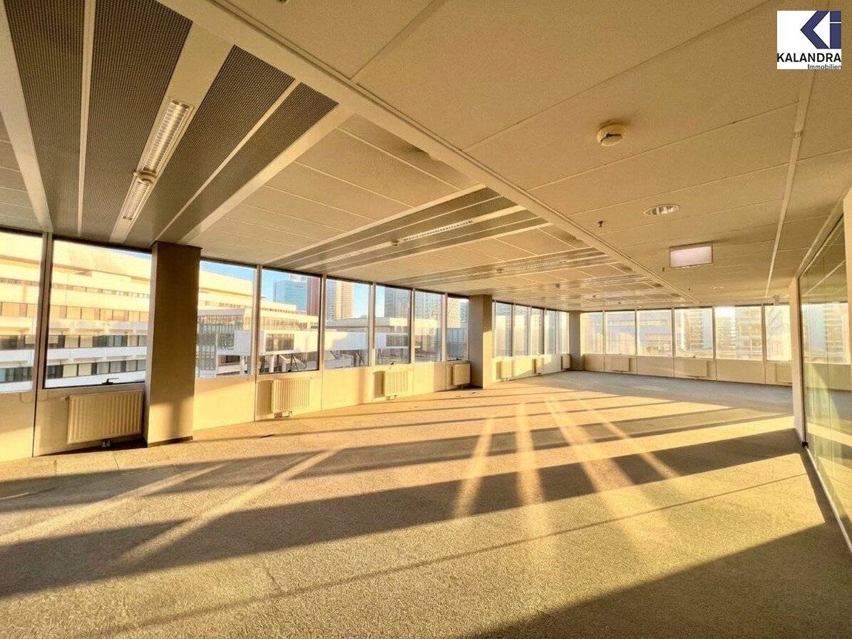 Open-plan office in Saturn Tower