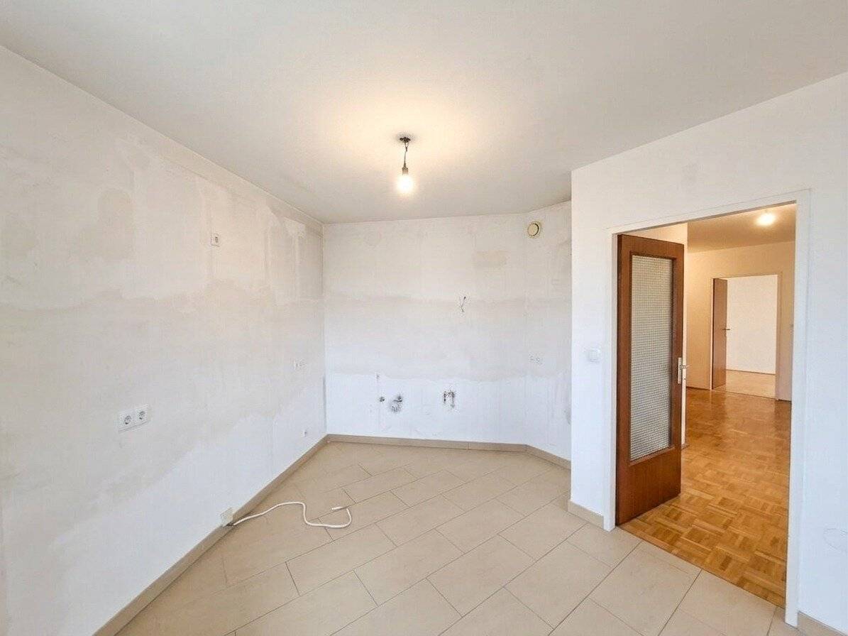 Commission-free from the owner! 8th floor with distant view! Top three room apartment with loggia near U4