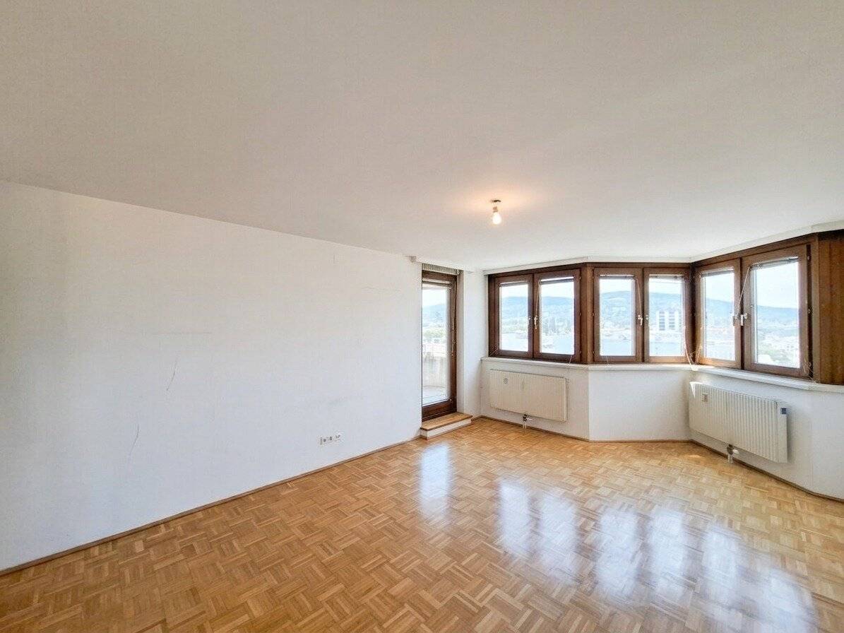 Commission-free from the owner! 8th floor with distant view! Top three room apartment with loggia near U4
