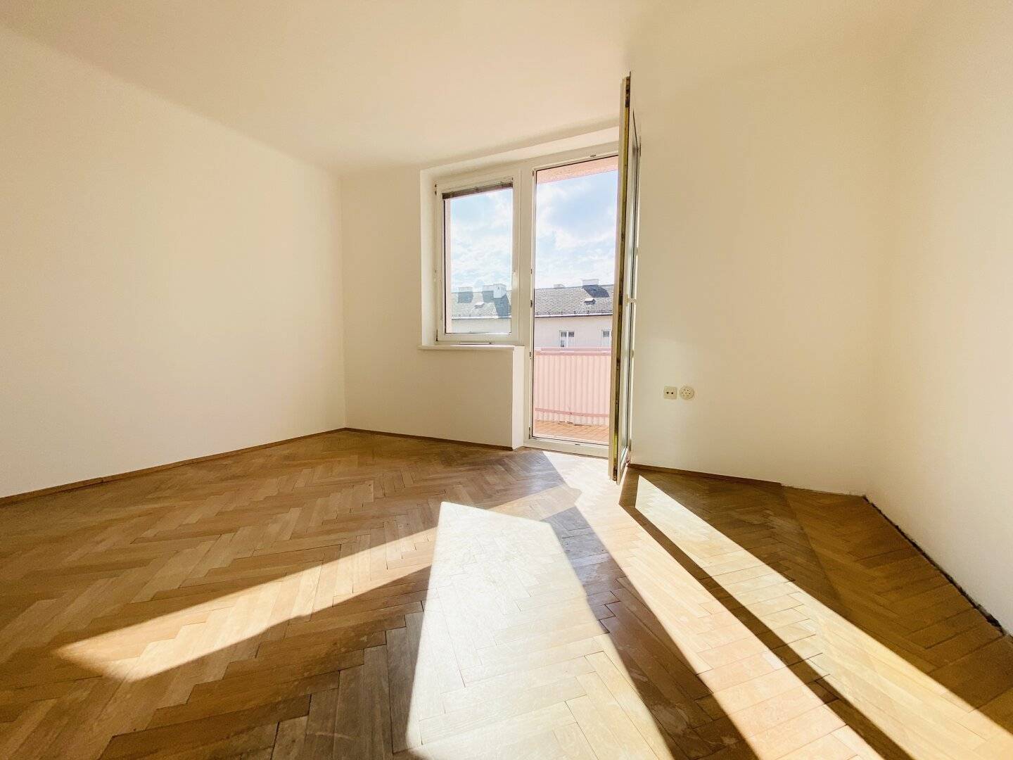 Commission-free from the owner! 4-room apartment in a good residential location