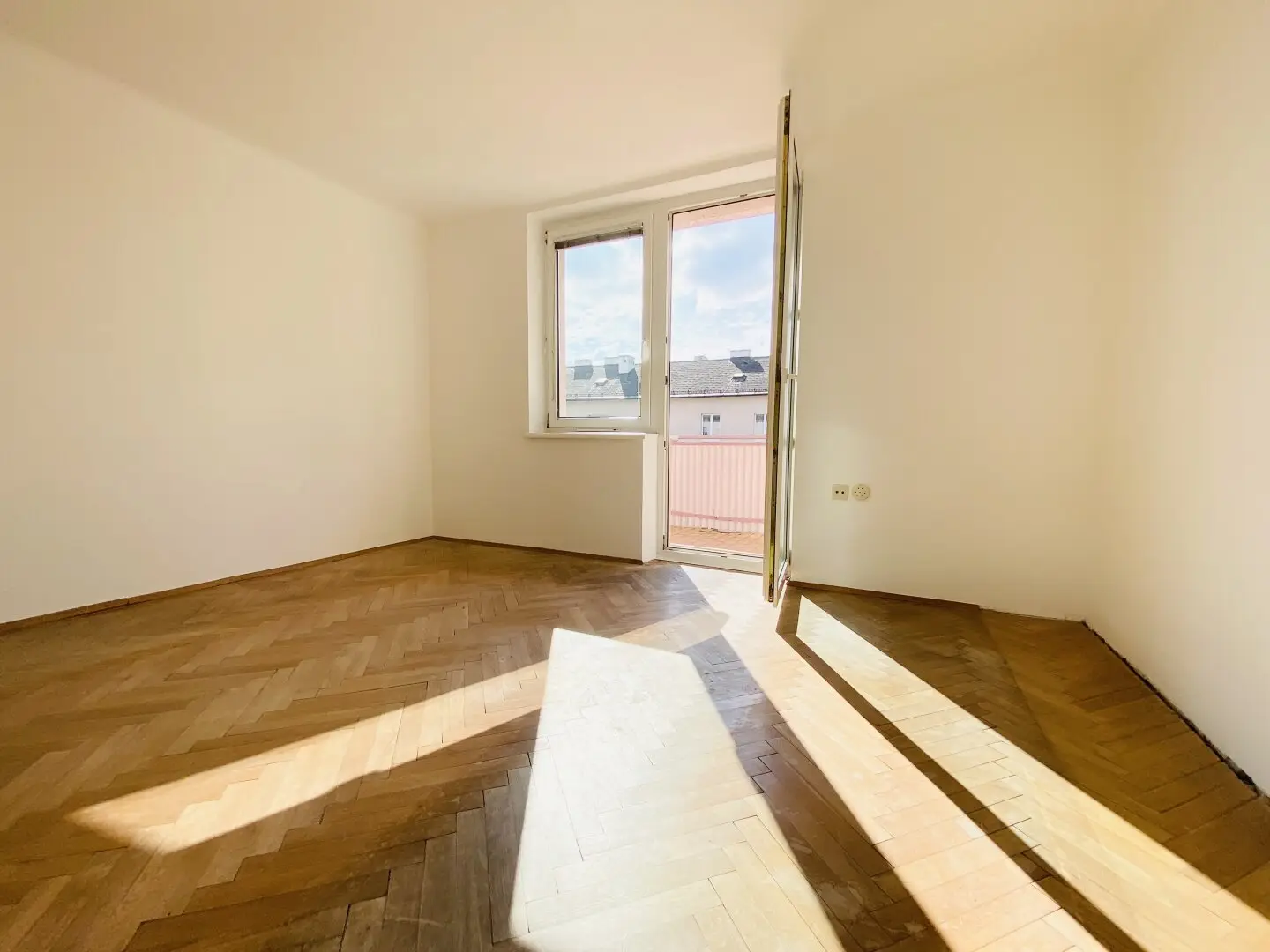 Commission-free from the owner! 4-room apartment in a good residential location