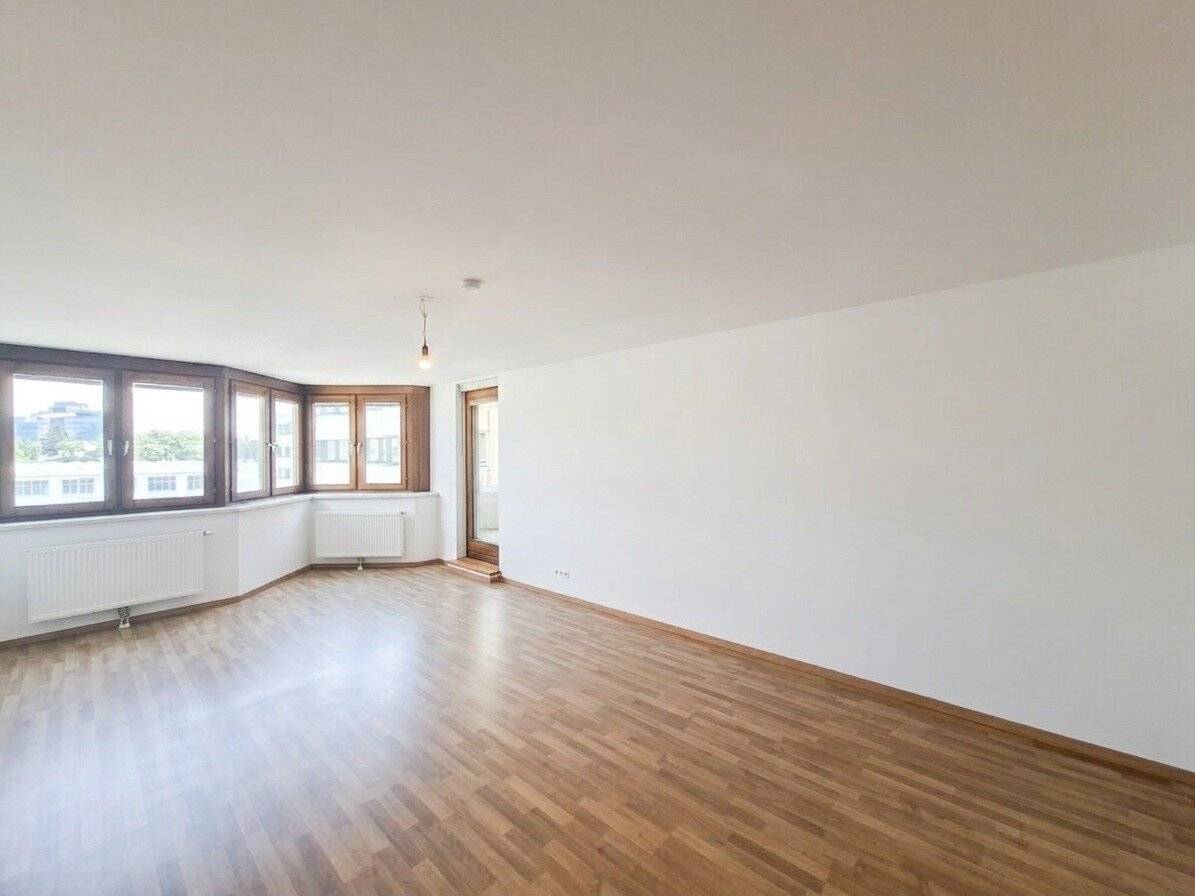 Commission-free from the owner Top 4 room apartment with loggia and built in kitchen near U4