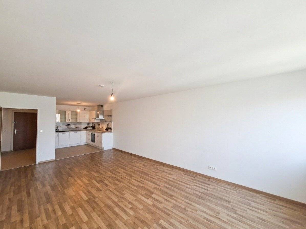 Commission-free from the owner Top 4 room apartment with loggia and built in kitchen near U4
