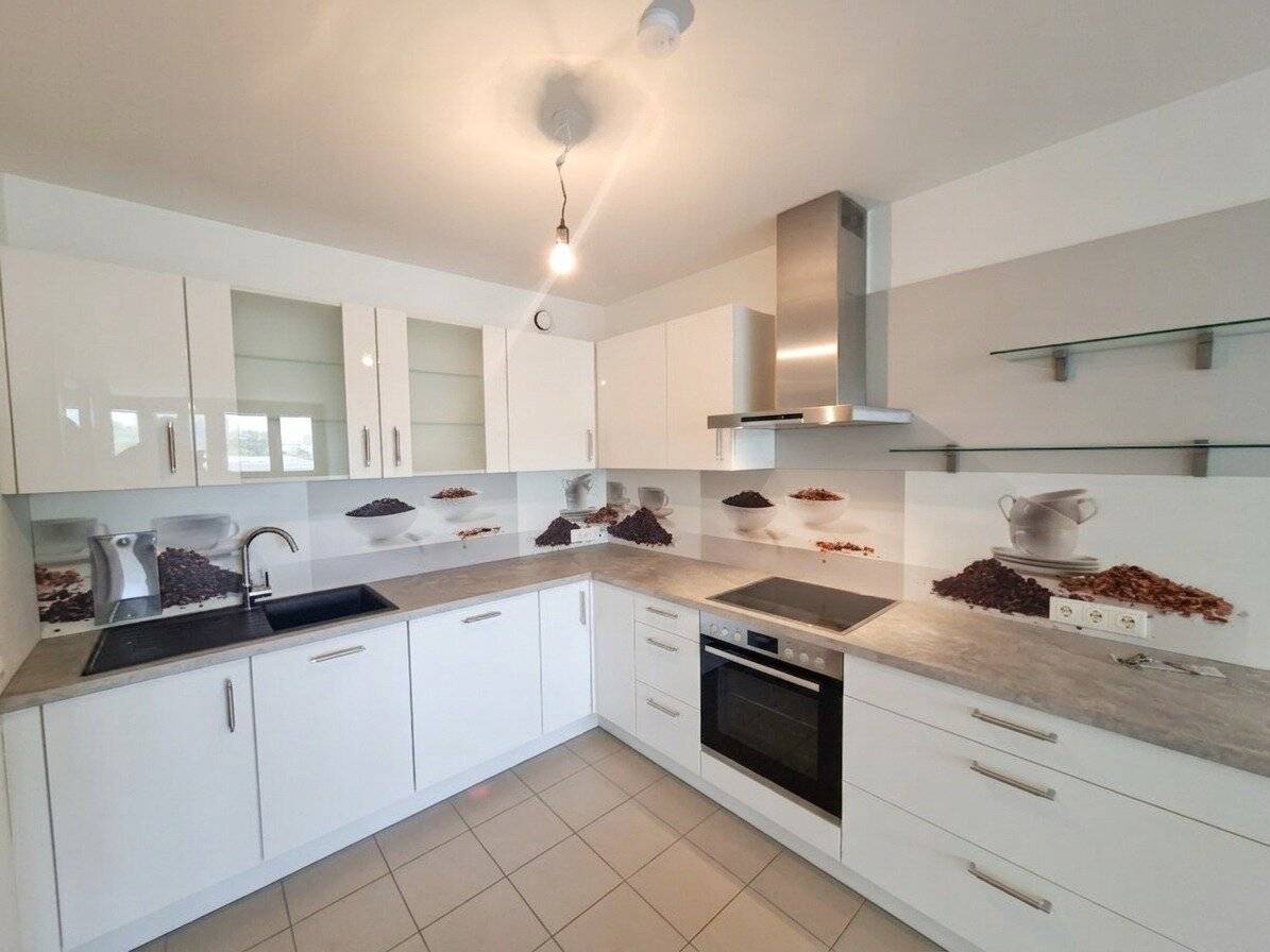 Commission-free from the owner Top 4 room apartment with loggia and built in kitchen near U4